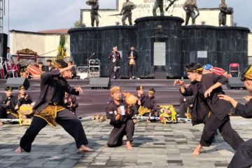 Penampilan kesenian asal Kota Sukabumi Boles yang mewakili Jawa Barat dalam peringatan Hari Kebudayaan Nasional 2025 di Benteng Vredeburg, Yogyakarta