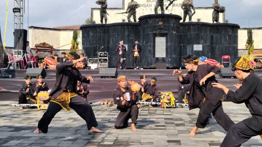 Penampilan kesenian asal Kota Sukabumi Boles yang mewakili Jawa Barat dalam peringatan Hari Kebudayaan Nasional 2025 di Benteng Vredeburg, Yogyakarta